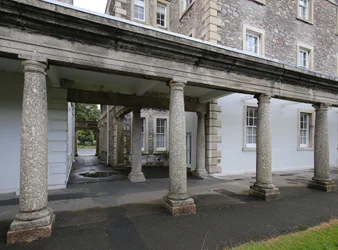 Granitpfeiler der Kolonnade des Trafalgar-Blocks des ehemaligen Royal Naval Hospital, Plymouth